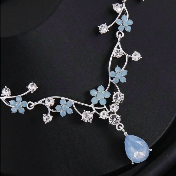 Elegant Blue Floral Teardrop Necklace & Earring Set - Picture 5 of 5